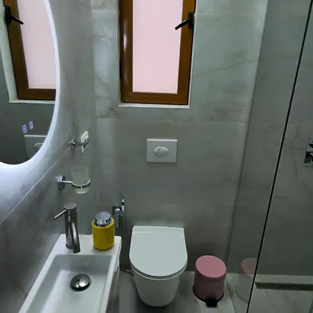 Myslym Shyri Cozy Lovely Orange Apartment Tirana